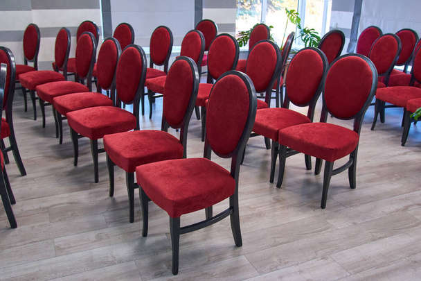 Fileiras clássicas de assentos avermelhados vazios no teatro. Hall sem visitas. Profundidade de campo rasa
 - Foto, Imagem