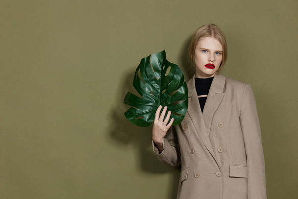 女性の緑のヤシの葉のコートの肖像画明るい化粧ライフスタイルポーズ - 写真・画像
