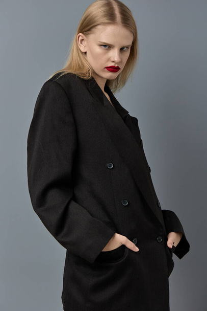 Siyah ceketli bir kadının portresi. Stüdyo modeli değiştirilmemiş. - Fotoğraf, Görsel