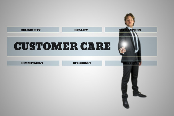 Zakenman Customer Care op touchscreen te kiezen - Foto, afbeelding