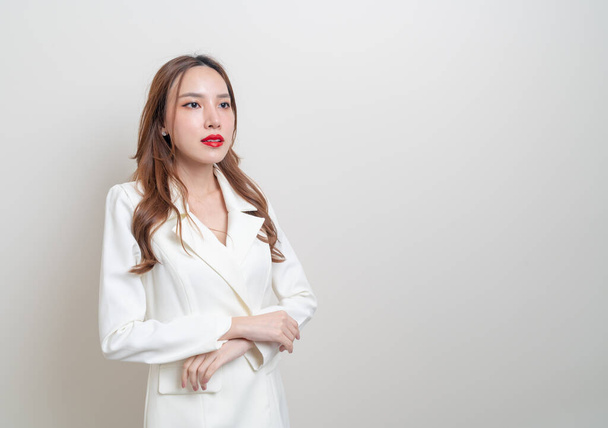 retrato hermosa mujer de negocios asiática en traje de vestido blanco - Foto, imagen