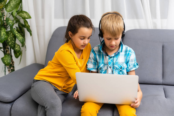 evde dizüstü bilgisayar ile oynayan çocuklar - Fotoğraf, Görsel