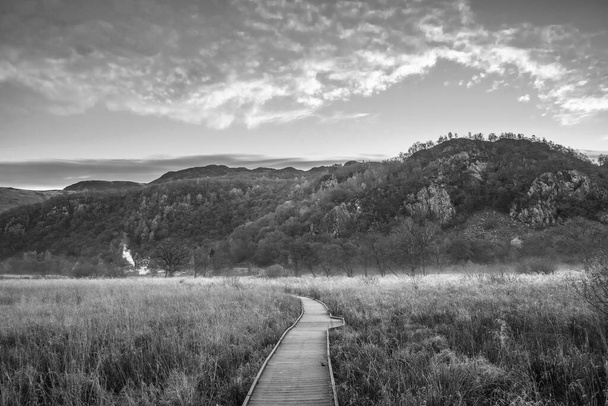 湖の中のダーウェントウォーターからボロウデール・バレーを望む黒と白の見事な秋の風景日の出画像風景全体に霧が圧延と - 写真・画像
