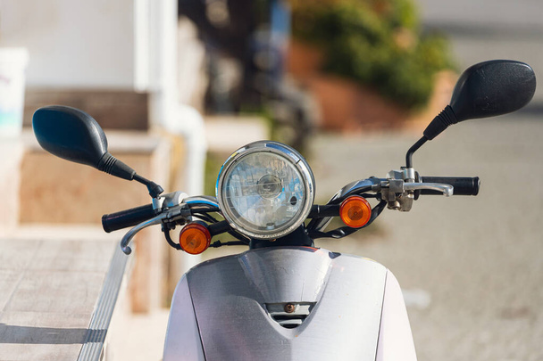  Klasik pembe bir motosiklet, motosiklet sokak arkaplanının önünde duruyor.  - Fotoğraf, Görsel