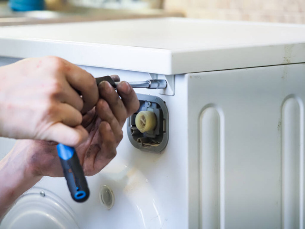 master szolgáltatások ember szétszereli egy mosógép javítás - Fotó, kép