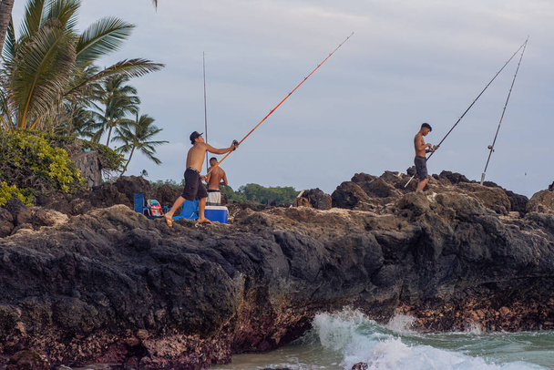 Scena życia z plaży Makena, wędkarstwo, Maui, Hawaje 2022, styczeń.  - Zdjęcie, obraz