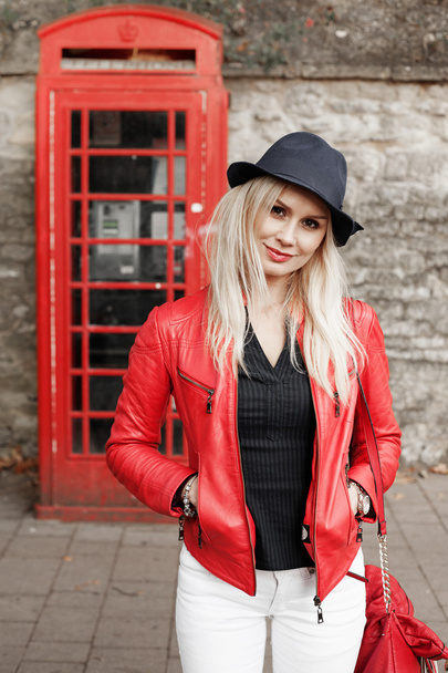 赤いジャケットに魅力的なトレンディな若い女性 - 写真・画像