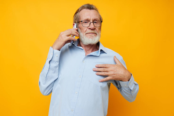 elderly man talking on the phone emotions isolated background - Foto, afbeelding
