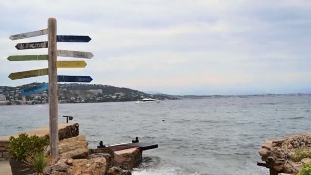 Zicht op een mijlpaal op het eiland Sainte-Marguerite, Cannes op de achtergrond, Frankrijk - Video