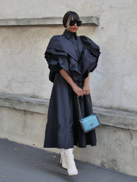 Módní blogger, hosté a model street style outfit před módní přehlídkou Prada během módního týdne Milano 2021 / 2022 - Fotografie, Obrázek