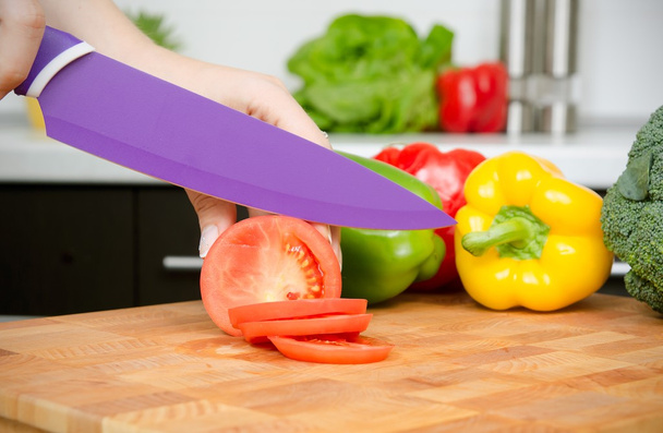 Cook preparing food, cut the tomato into slices - Foto, Imagen
