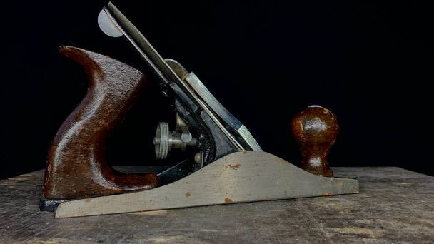 Старый строгач в столярной мастерской на столе. Инструмент Retro используется более 20 лет - Фото, изображение
