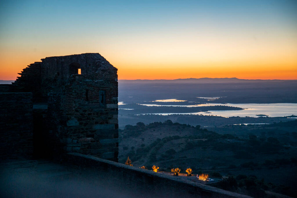 Castelo na Vila de Monsaraz com vista para o Lago do Alqueva do Rio Guadiana no Alentejo em Portugal. Portugal, Monsaraz, outubro de 2021 - Foto, Imagem