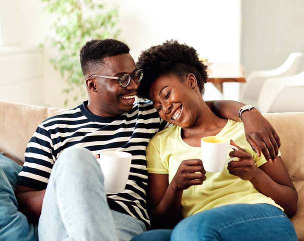kobieta para mężczyzna szczęśliwy szczęście miłość czarny młody styl życia razem romantyczny chłopak dziewczyna śmiech przytulić filiżanka kawy kubek herbaty - Zdjęcie, obraz