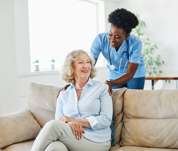 sairaanhoitaja lääkäri vanhempi hoito hoitaja auttaa avustaminen eläkkeelle kotiin hoitotyön vanhusten naisten terveyden tuki afrikkalainen amerikkalainen musta - Valokuva, kuva