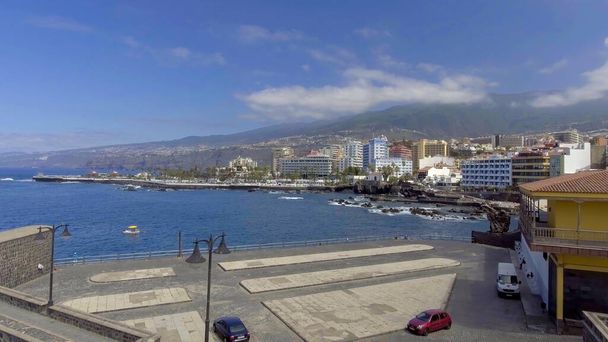 Luchtfoto van Puerto de la Cruz op een zonnige dag, Tenerife - Spanje - Foto, afbeelding