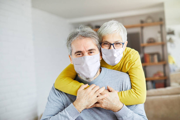 senior paar gelukkig oudere liefde samen man vrouw portret grijs haar virus masker bescherming corona - Foto, afbeelding