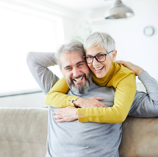 ανώτερος πορτρέτο γυναίκα άνδρας ζευγάρι ευτυχισμένη συνταξιοδότηση χαμογελώντας αγάπη ηλικιωμένοι τρόπο ζωής παλιά μαζί ενεργό υγιή ζωτικότητα αγκαλιάζει δεσίματα ειδύλλιο έχοντας διασκέδαση φλιτζάνι καφέ τσάι ποτό - Φωτογραφία, εικόνα