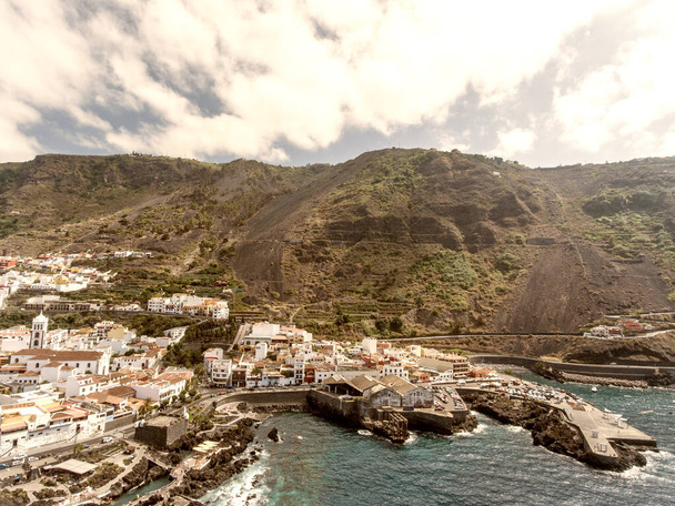 Letecký pohled na pobřeží Garachica na severním pobřeží Tenerife, Kanárské ostrovy - Fotografie, Obrázek