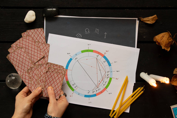 Natal çizelge ve kehanet kartları bir kızın elinde, astroloji ve falcı, astrolog. - Fotoğraf, Görsel