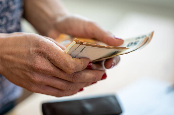 お金を計算している女性の手の上にクローズアップ - 写真・画像