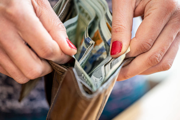 Detailní záběr na ruce ženy, která počítá peníze - Fotografie, Obrázek