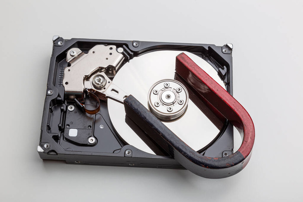 Limpie un disco duro con un imán - Foto, imagen