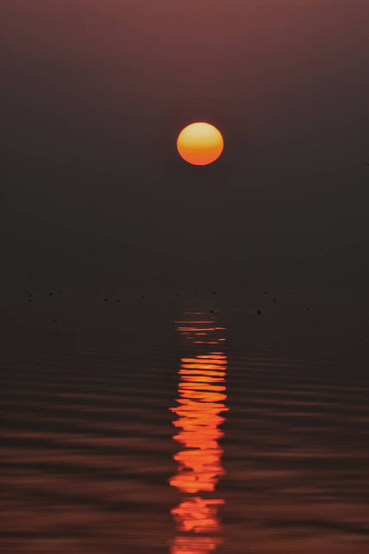 Lever de soleil magique dans le lac. Couleurs rouges parfaites. - Photo, image