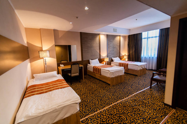 Standaard Tweepersoonskamer met 2 Bedden in hotel - Foto, afbeelding