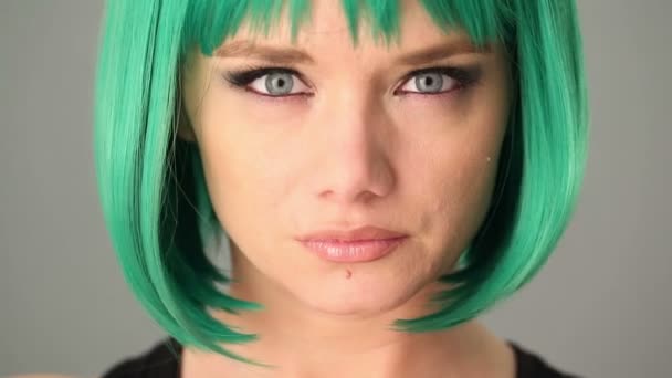 grünäugige Frau mit grüner Perücke - Filmmaterial, Video
