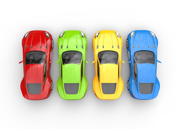κάτοψη σε σειρά από πολύχρωμα αυτοκίνητα σε άσπρο φόντο - Φωτογραφία, εικόνα