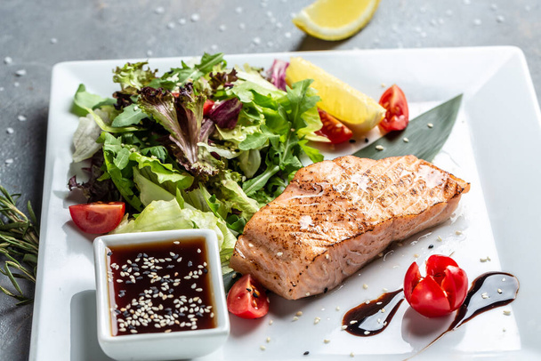 Grilovaný rybí steak z lososa s čerstvým zeleninovým salátem, zdravý salát na keto dietu, přátelský losos se zeleninovou dietou. Paleo, keto Diet, - Fotografie, Obrázek