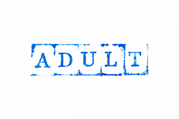 Carimbo de borracha de tinta de cor azul na palavra adulto no fundo do papel branco - Foto, Imagem