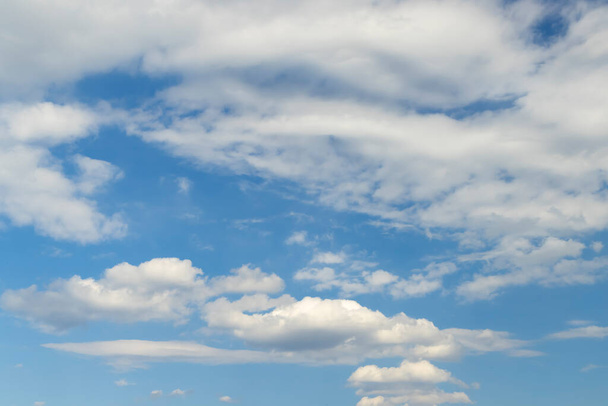 голубое небо с облаками в качестве фона - Фото, изображение