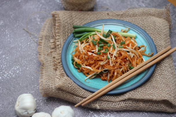 タイ料理パッドタイ料理炒め麺(国民料理)はブループレートで提供しています. - 写真・画像