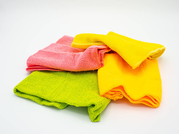 Reiniging microvezel reinigingsdoek, kleurrijke stofdoek op witte achtergrond - Foto, afbeelding