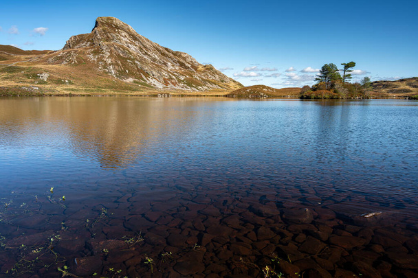 Sonbahar aylarında Snowdonia Ulusal Parkı, Dolgellau, Galler, İngiltere 'de Cefn-hir Dağı ve Cregennan Gölü' nde bulundu.. - Fotoğraf, Görsel