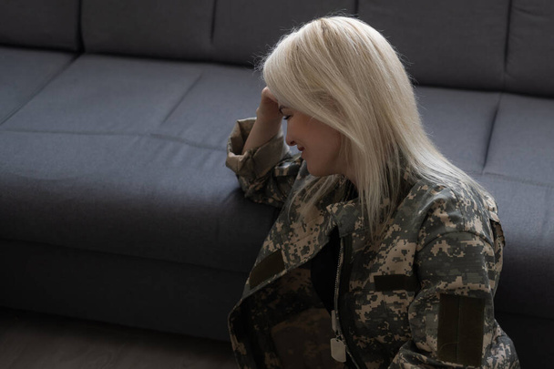 Foto de una joven vestida con uniforme militar - Foto, imagen