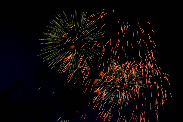 Фейерверки в ночном небе в честь Дня Победы.  - Фото, изображение