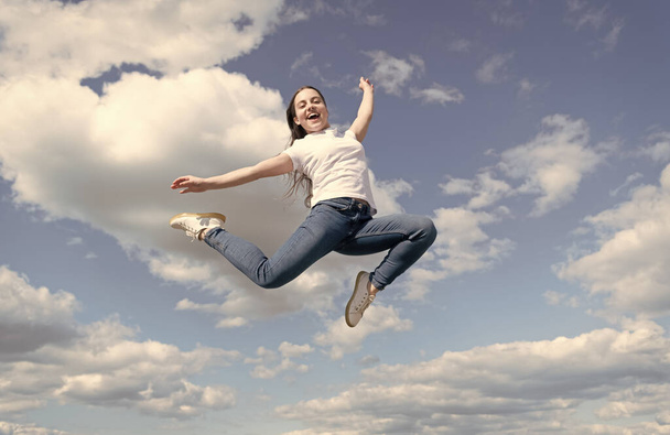 Jung und frei. Zukunft des Sports. Aktivitäten im Freien. Ein gesundes Kind springt im Freien. Kind voller Energie - Foto, Bild