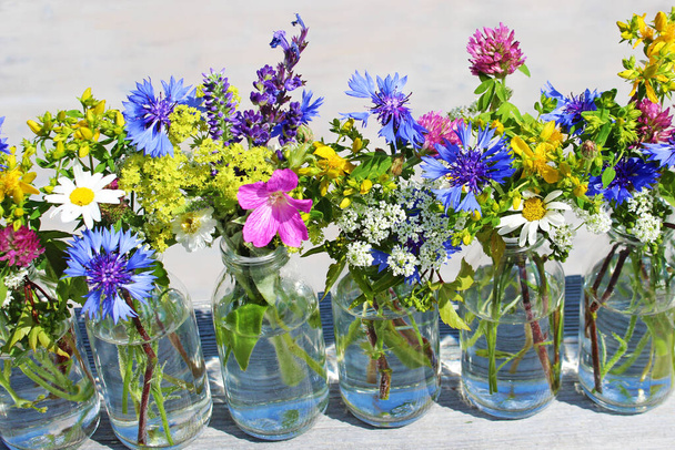 čerstvé polní květiny v malých skleněných vázách - Fotografie, Obrázek