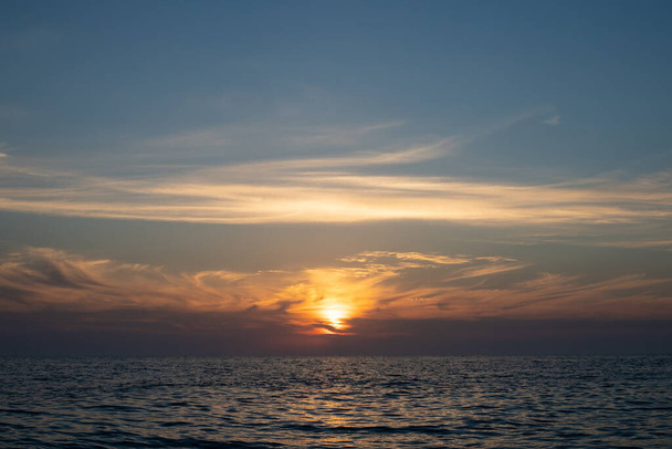 red sunset in the sea, gentle romantic natural background. - Φωτογραφία, εικόνα