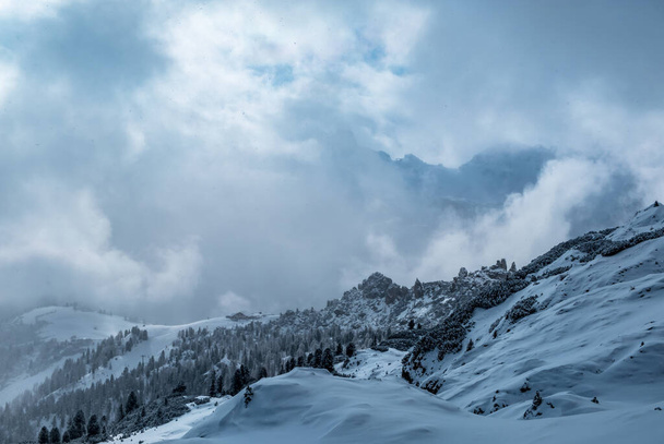 Nuvole che trasportano neve sulle Alpi italiane - Foto, immagini