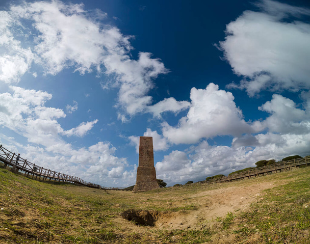 Antigua torre de vigilancia llamada torreladrones en la playa de cabopino, Marbella. - Foto, Imagen