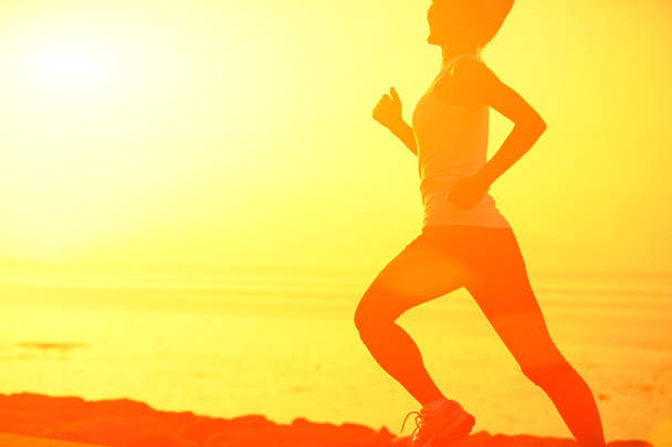 бігун спортсмен працює на березі моря. жінка фітнес силует sunrise бігова тренування оздоровчий концепції. - Zdjęcie, obraz