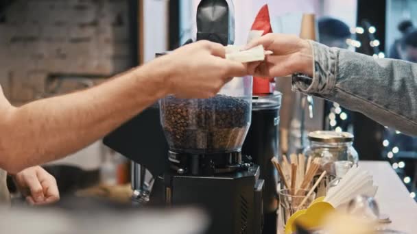 Barista λαμβάνοντας χρήματα για καφέ, καφετιέρα και προϊόντα - Πλάνα, βίντεο