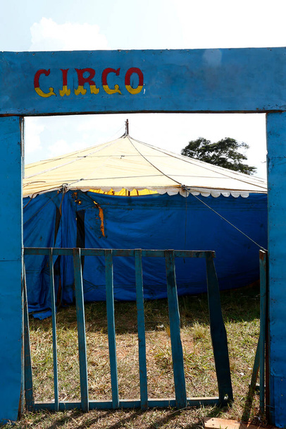 Ταξιδεύουν τσίρκο είσοδο στην ύπαιθρο της Βραζιλίας - Φωτογραφία, εικόνα