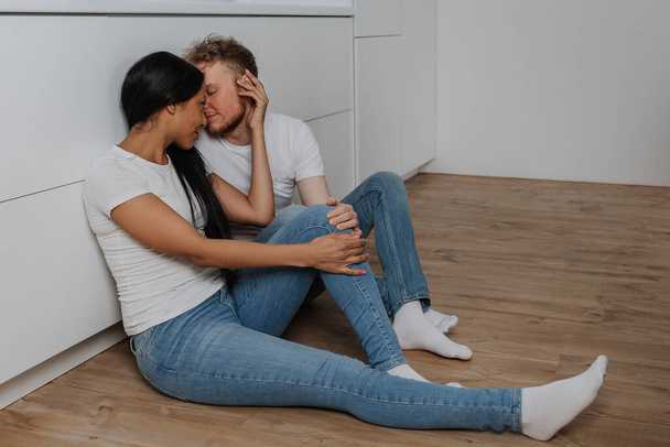  Mann und Frau reden und schmieden Zukunftspläne in ihrer Wohnung - Foto, Bild