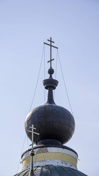 kupolit ja ristit ortodoksisen kirkon, Neitsytkatedraali, Myshkin, Jaroslavlin alue, Venäjä - Valokuva, kuva