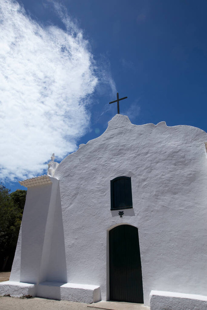 Bílý kostel sv. Jana Křtitele, v Trancoso, Bahia, postavený od druhé poloviny 16. století na náměstí kvadra s modrou oblohou. Město Porto Seguro, Bahia, Brazílie - Fotografie, Obrázek